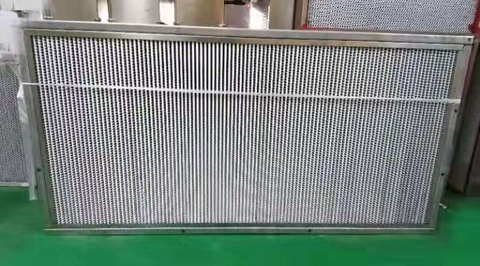 400度耐高溫高效過濾器主要用于捕集0.3um的顆?；覊m及各種懸浮物。