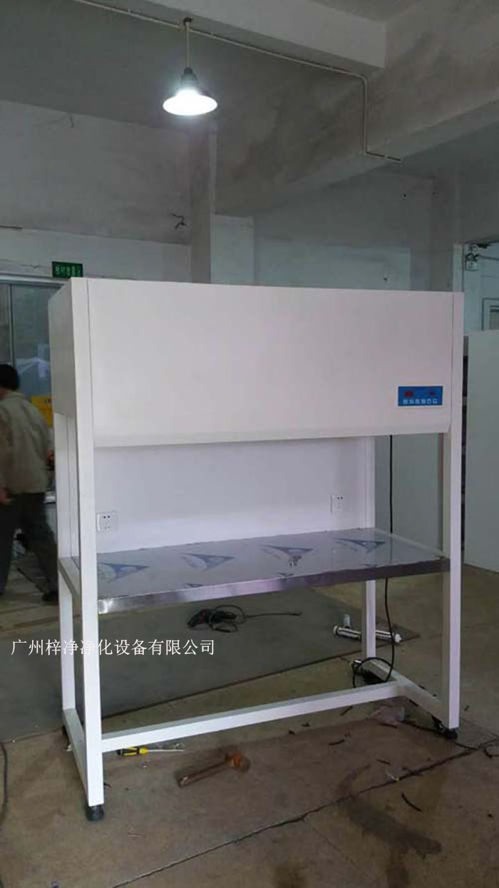 超凈工作臺(tái)是在操作臺(tái)面以上的空間局部形成無(wú)塵潔凈室環(huán)境的裝置，是凈化空調(diào)系統(tǒng)中游離于系統(tǒng)之外的一種凈化設(shè)備。