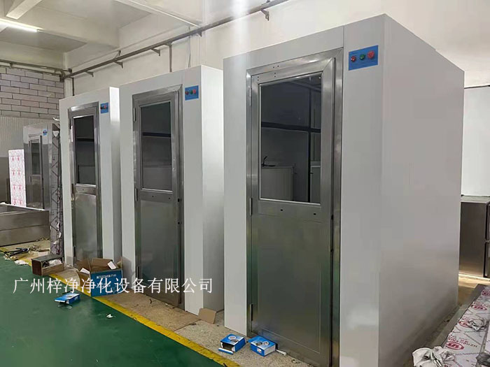 空氣吹淋室原理空氣通過初效過濾器由過濾后，再經風淋室高壓風機將其壓入風淋室的靜壓箱內，經高效過濾器H13過濾后的潔凈氣流由可旋轉噴嘴從各個方向噴射至人身上，從而有效而迅速的清除塵埃粒子。
