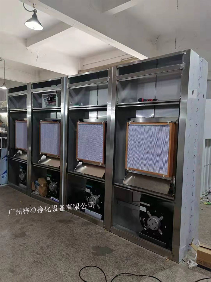 全自動(dòng)風(fēng)淋室由箱體、不銹鋼門、初效過濾器、高效過濾器、送風(fēng)機(jī)、配電箱、噴嘴等幾大部件組成。