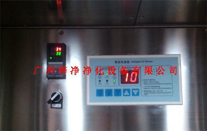 電加熱風(fēng)淋室杜絕工作人員將頭發(fā)，灰塵、細(xì)菌帶入無(wú)塵車間，達(dá)到工作場(chǎng)地嚴(yán)格的無(wú)塵凈化標(biāo)準(zhǔn)，生產(chǎn)出高質(zhì)量的產(chǎn)品。
