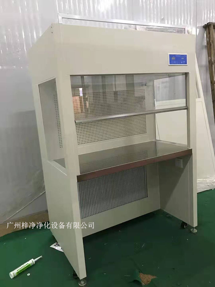 潔凈工作臺是一種空氣凈化設(shè)備，專門應(yīng)用于無塵車間無塵室或者是無菌室等工作環(huán)境，主要的應(yīng)用行業(yè)有生物實(shí)驗(yàn)室、醫(yī)療衛(wèi)生、生物制藥等相關(guān)行業(yè)。
