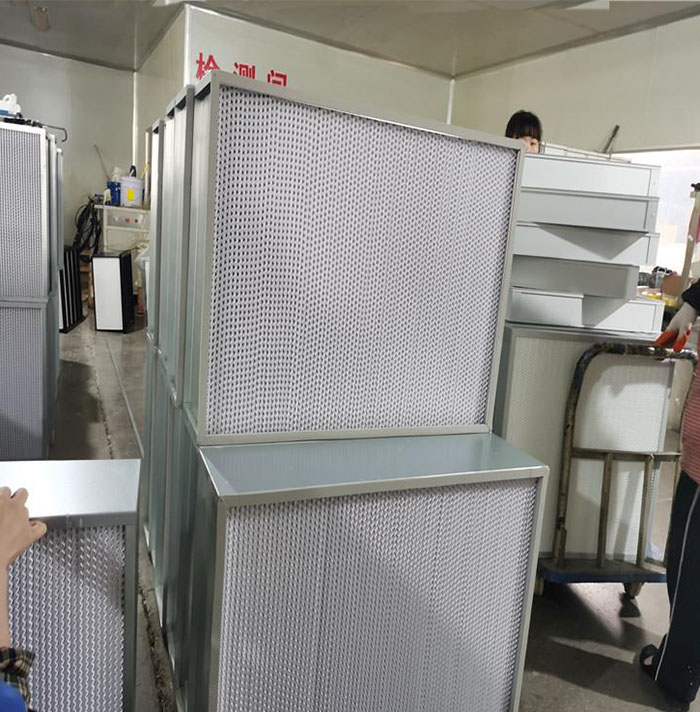 高效過濾器的生產(chǎn)車間來處理塵埃、磨蝕性煙氣、大氣塵、細(xì)菌、有氣體等，也就是過濾含有超細(xì)粉塵的空氣作用。