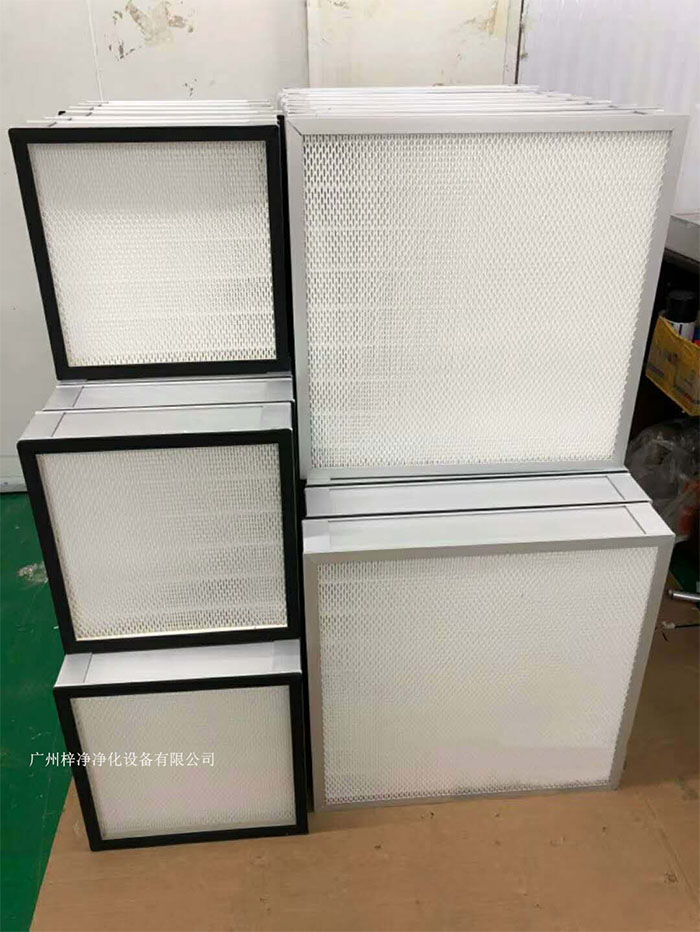 潔凈室高效過濾器安裝前，必須對(duì)潔凈室進(jìn)行全面清掃、擦凈，凈化空調(diào)系統(tǒng)內(nèi)部如有積塵，應(yīng)再次清掃、擦凈，達(dá)到清潔要求。