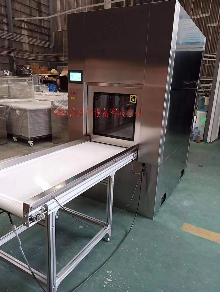 輸送帶傳遞窗還可吹淋被傳遞物品的表面，防止物品可能攜帶塵埃進(jìn)入潔凈室。
