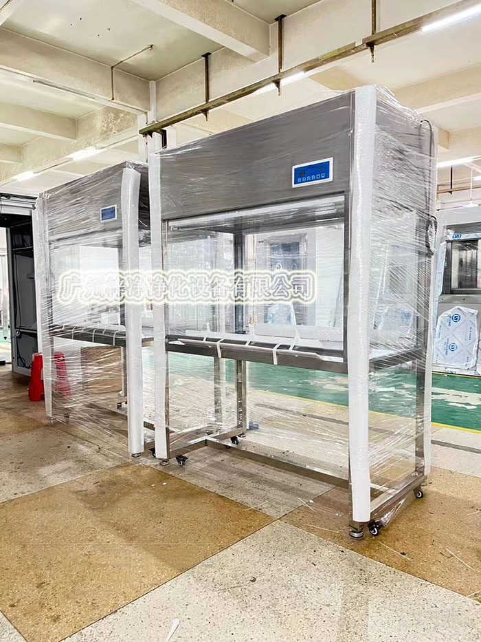 潔凈工作臺內(nèi)部通過高效過濾器（HEPA）對空氣進行過濾，能夠有效去除空氣中的塵埃、細菌、病毒等污染物。