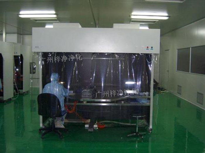 百級(jí)超凈工作臺(tái)廣泛用于電子，精密儀器，儀表，微生物、制藥， 醫(yī)療、硬盤制造等領(lǐng)域。百級(jí)超凈工作臺(tái)可連接組成生產(chǎn)流水線，也可單臺(tái)使用，可移動(dòng)，靈活性強(qiáng)等優(yōu)點(diǎn)。