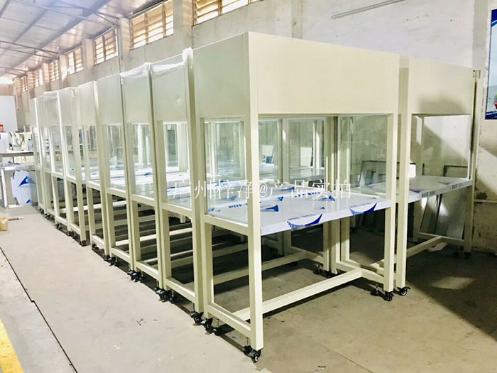 冷軋鋼板烤漆潔凈工作臺(tái)是一種以冷軋鋼板為基材，經(jīng)過(guò)烤漆處理，具備局部空氣凈化功能的設(shè)備。