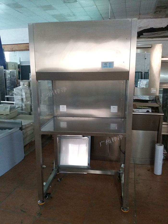 不銹鋼潔凈工作臺采用風機系統(tǒng),高效空氣過濾器，保證送風和排風過程中的空氣凈化效果。