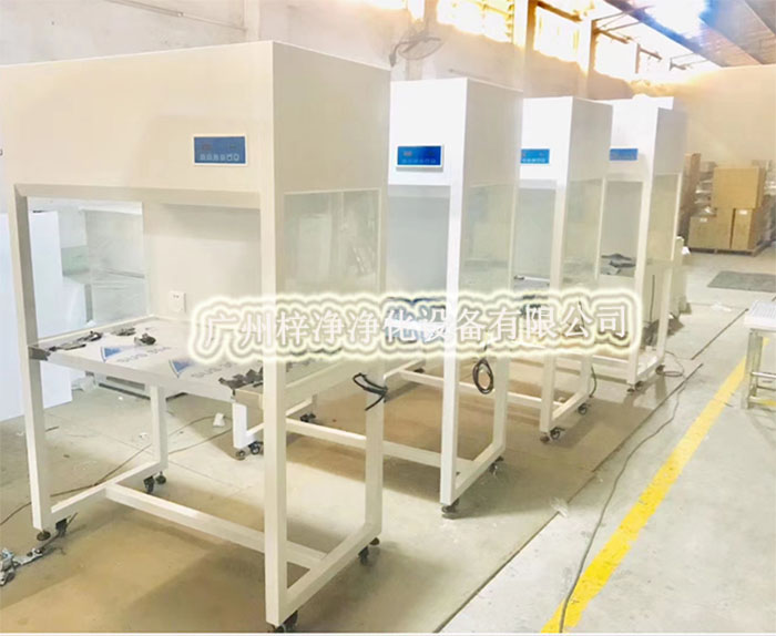 冷軋鋼板烤漆潔凈工作臺(tái)是一種以冷軋鋼板為基材，經(jīng)過(guò)烤漆處理，具備局部空氣凈化功能的設(shè)備。