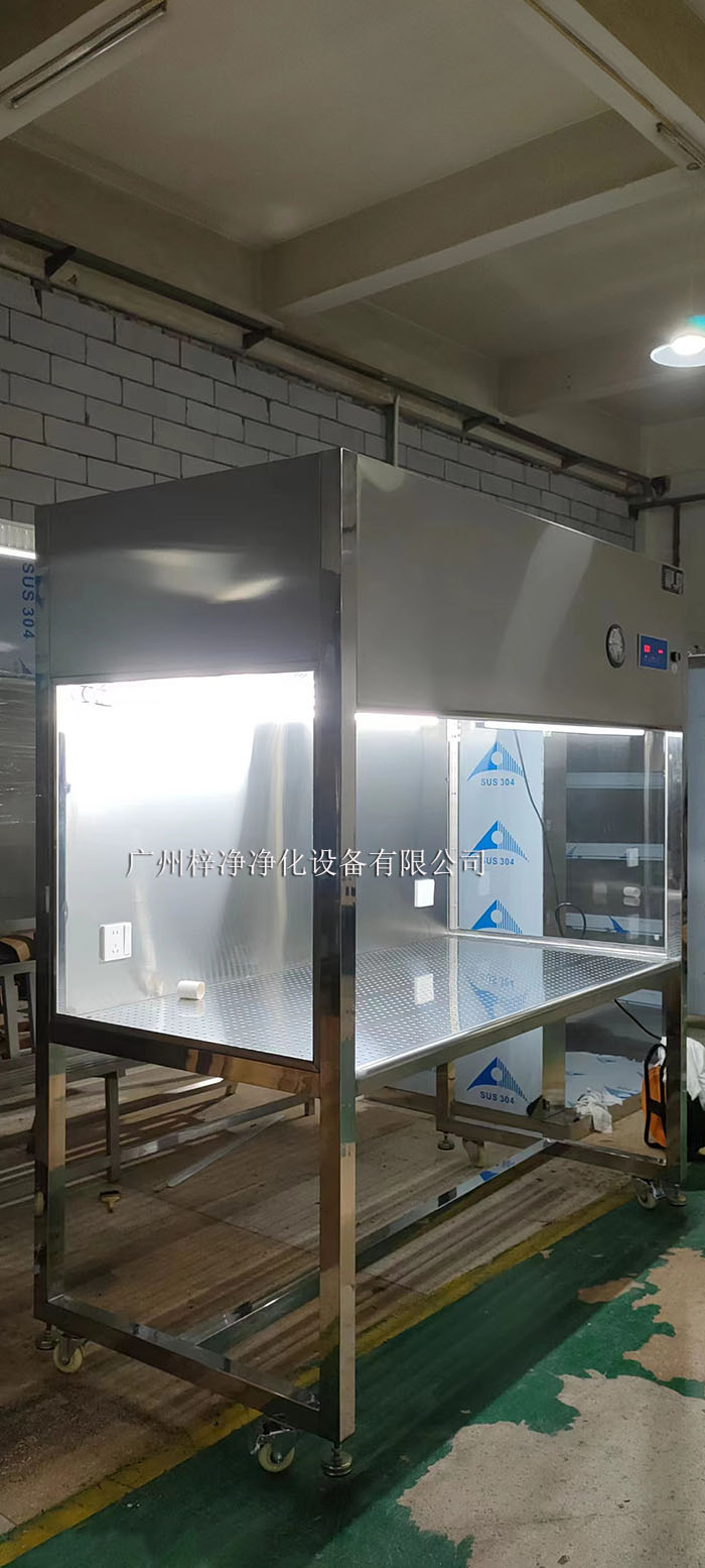 不銹鋼潔凈工作臺廣泛應用于實驗室、醫(yī)藥、食品加工等行業(yè)。