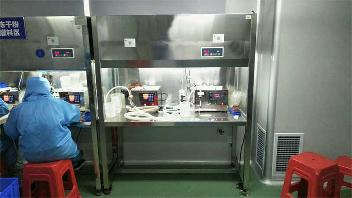 定期對潔凈工作臺進(jìn)行維護(hù)和清潔，確保設(shè)備的正常運(yùn)行。